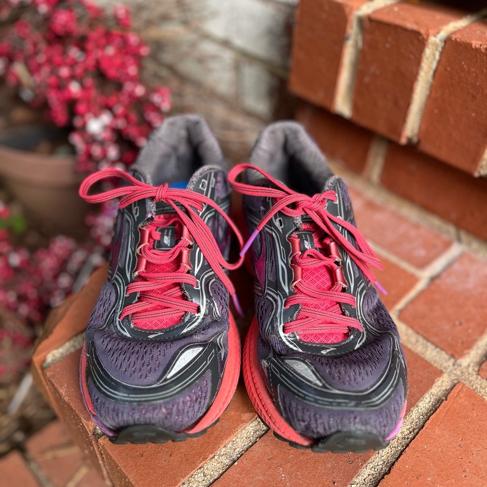 Brooks Women's Athletic Shoes - Black and Pink. 8.5 - Picture 3 of 8